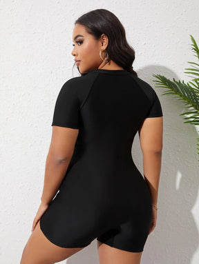 Maiô Shorts Manga Curta Preto com Detalhe Branco Plus Size