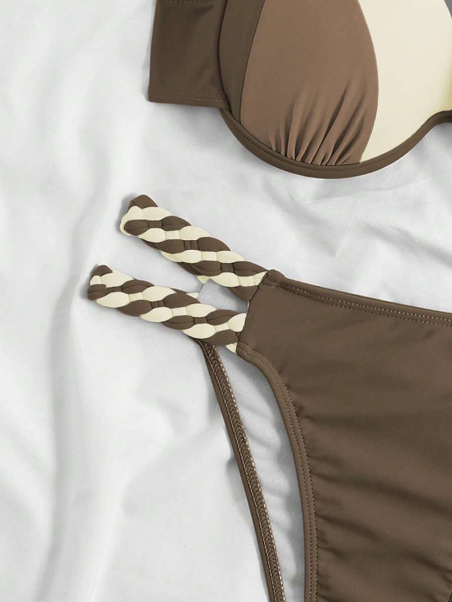 Biquíni com Detalhes em Trança