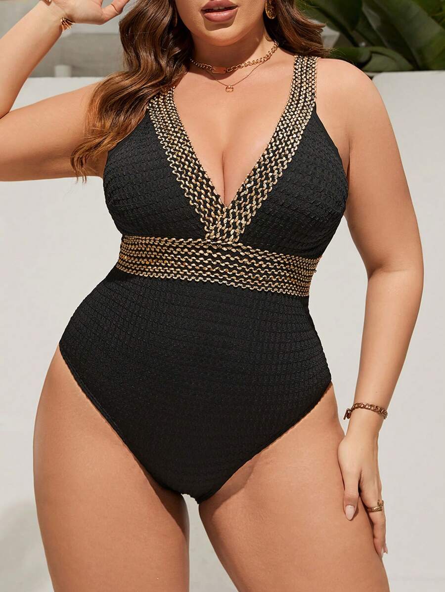 Maiô Plus Size Preto com Detalhe Dourado