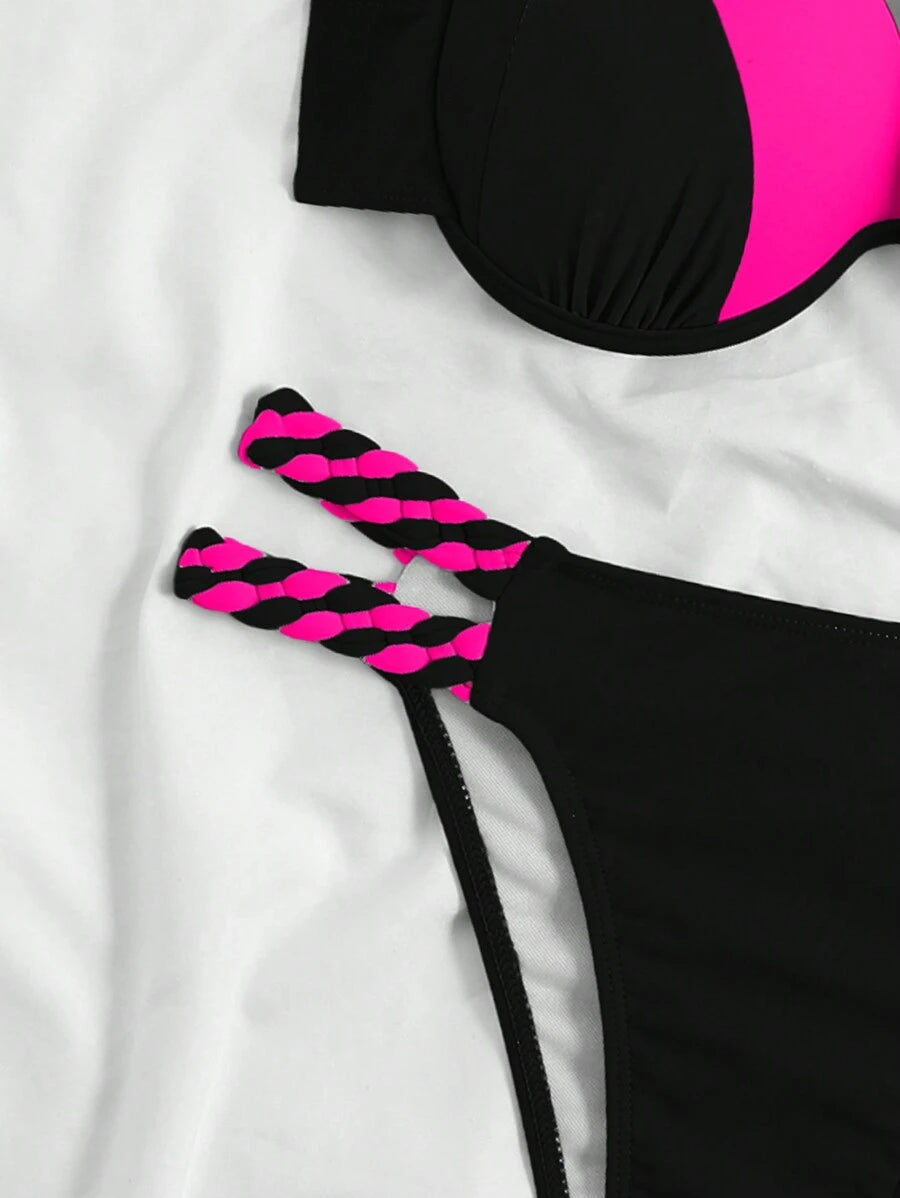 Biquíni com Detalhes em Trança