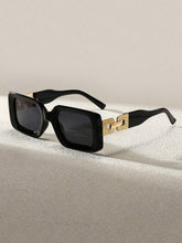 Óculos de Sol com Detalhe Dourado Lateral