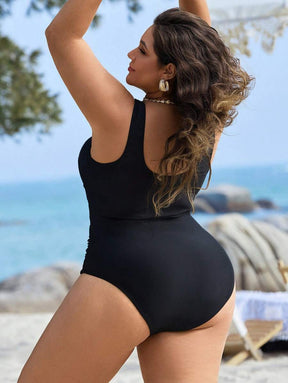 Maiô Plus Size Preto com Recortes Vazados