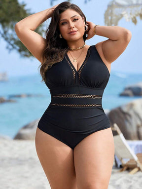 Maiô Plus Size Preto com Recortes Vazados
