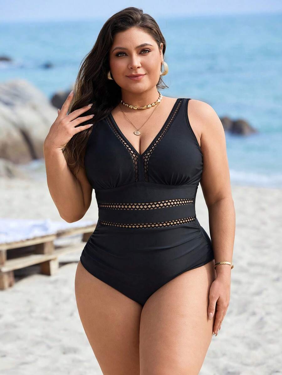 Maiô Plus Size Preto com Recortes Vazados