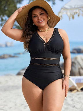 Maiô Plus Size Preto com Recortes Vazados