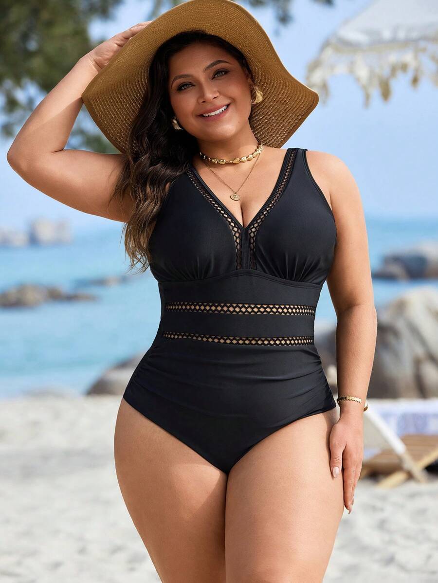 Maiô Plus Size Preto com Recortes Vazados