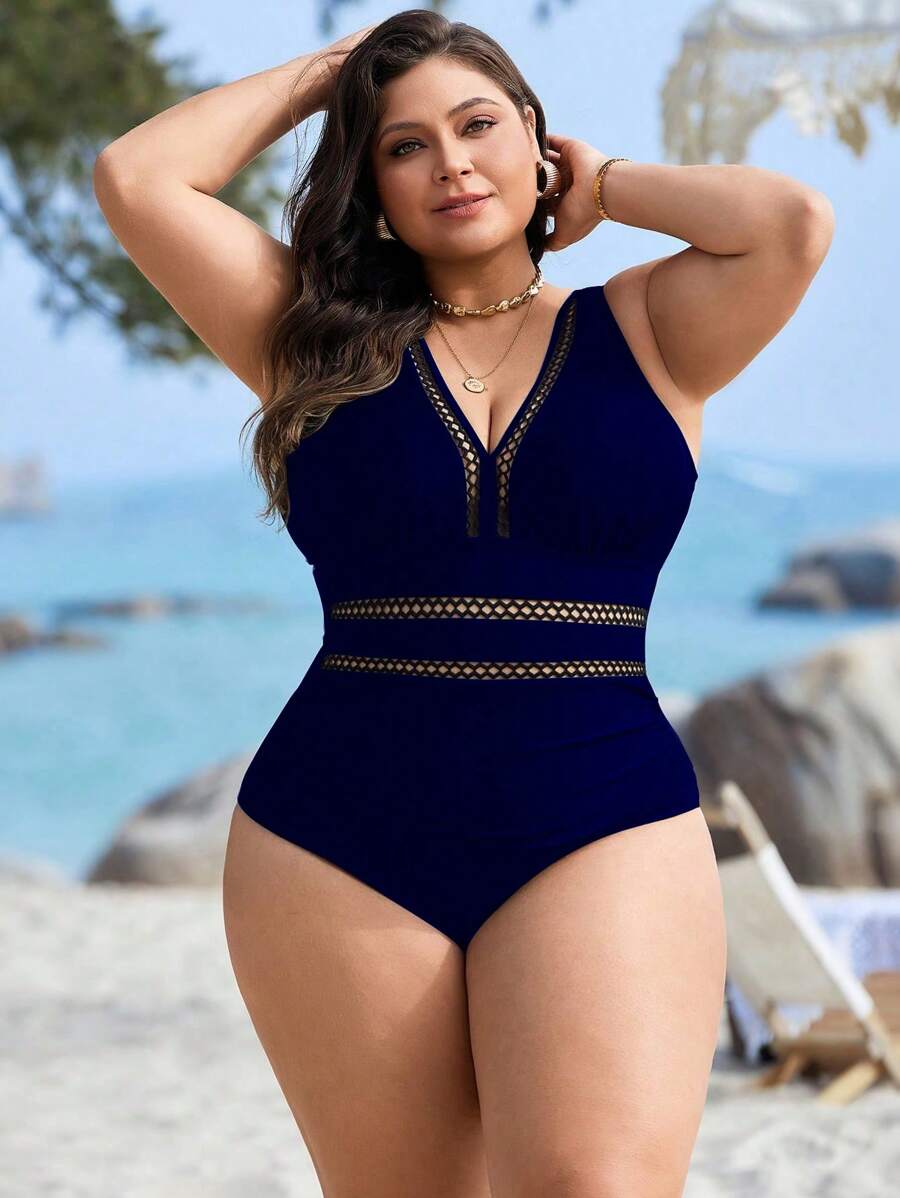 Maiô Plus Size Preto com Recortes Vazados