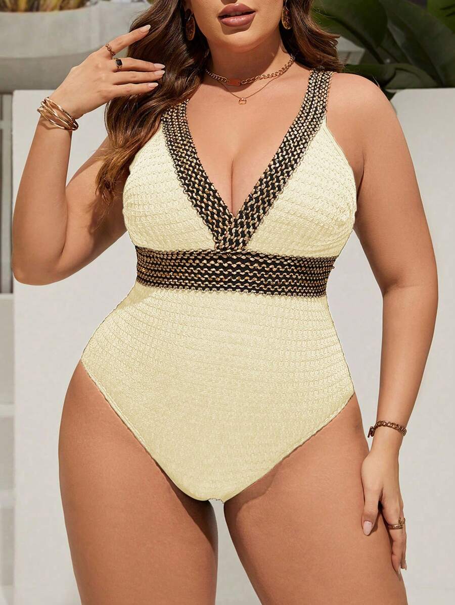 Maiô Plus Size Preto com Detalhe Dourado