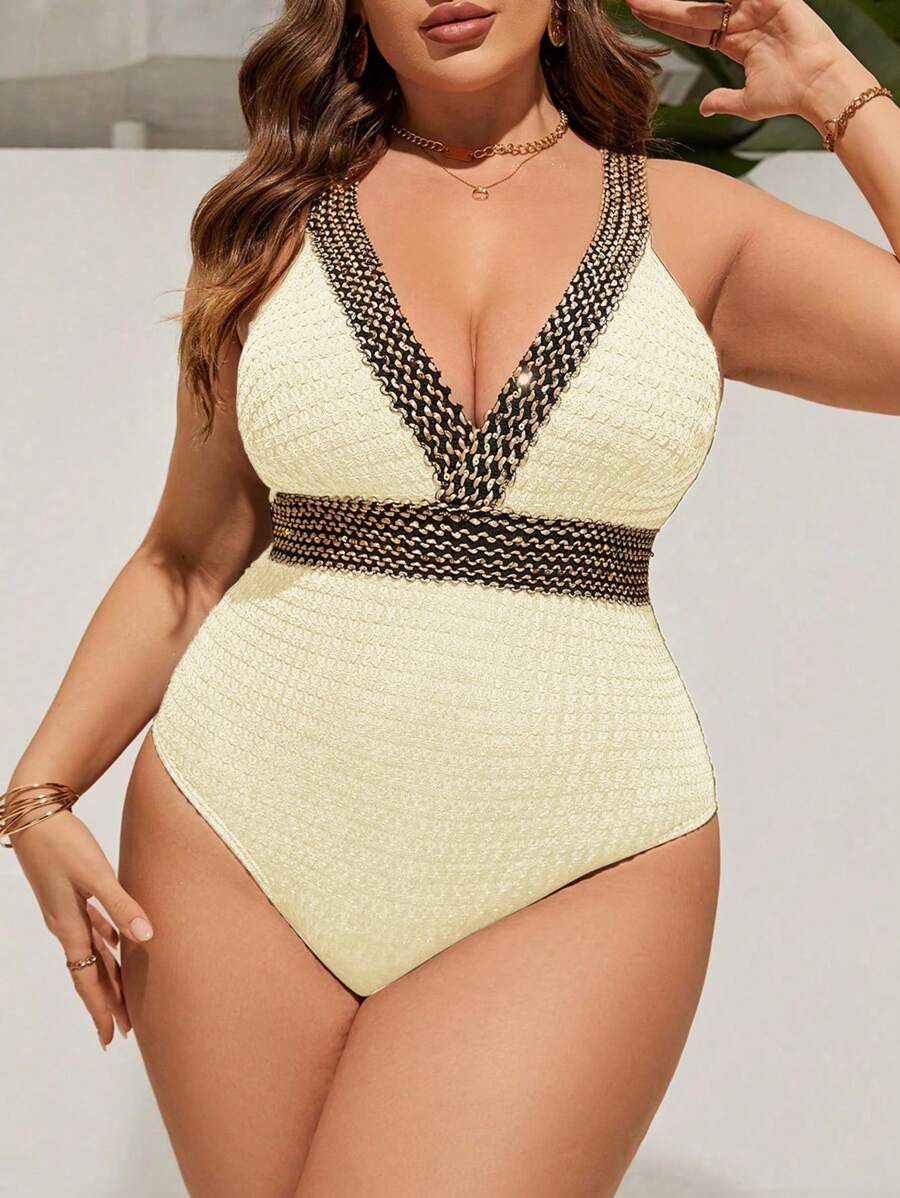 Maiô Plus Size Preto com Detalhe Dourado