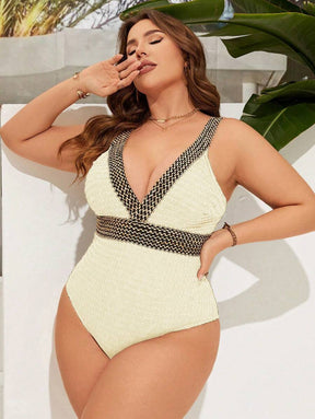 Maiô Plus Size Preto com Detalhe Dourado