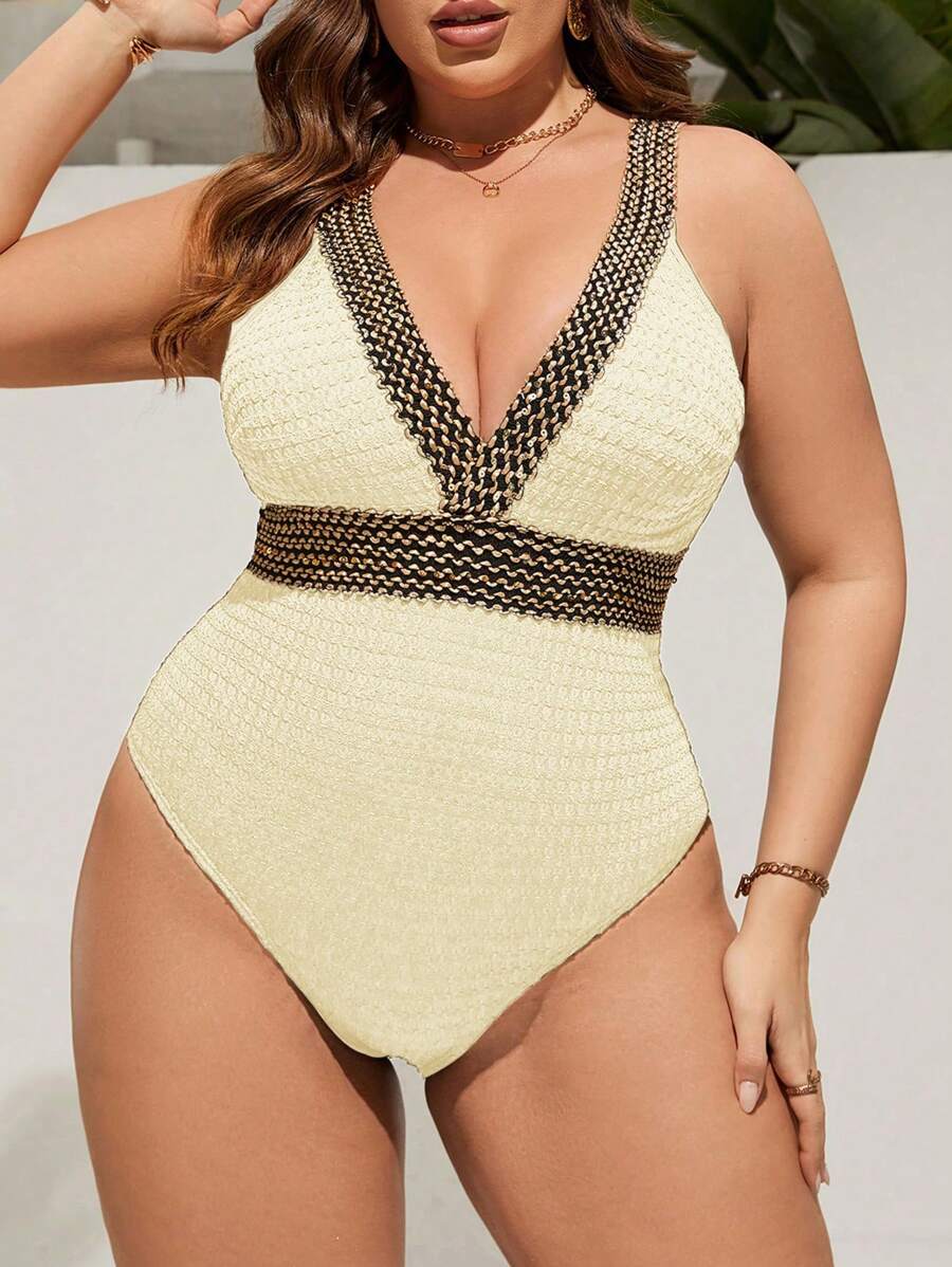 Maiô Plus Size Preto com Detalhe Dourado