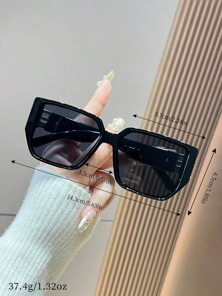 Óculos de Sol com Detalhe Dourado Lateral