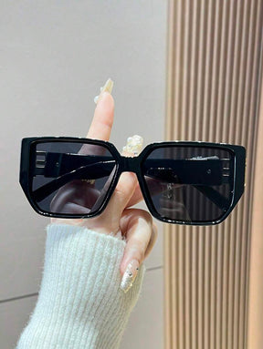 Óculos de Sol com Detalhe Dourado Lateral