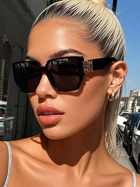 Óculos de Sol com Detalhe Dourado Lateral