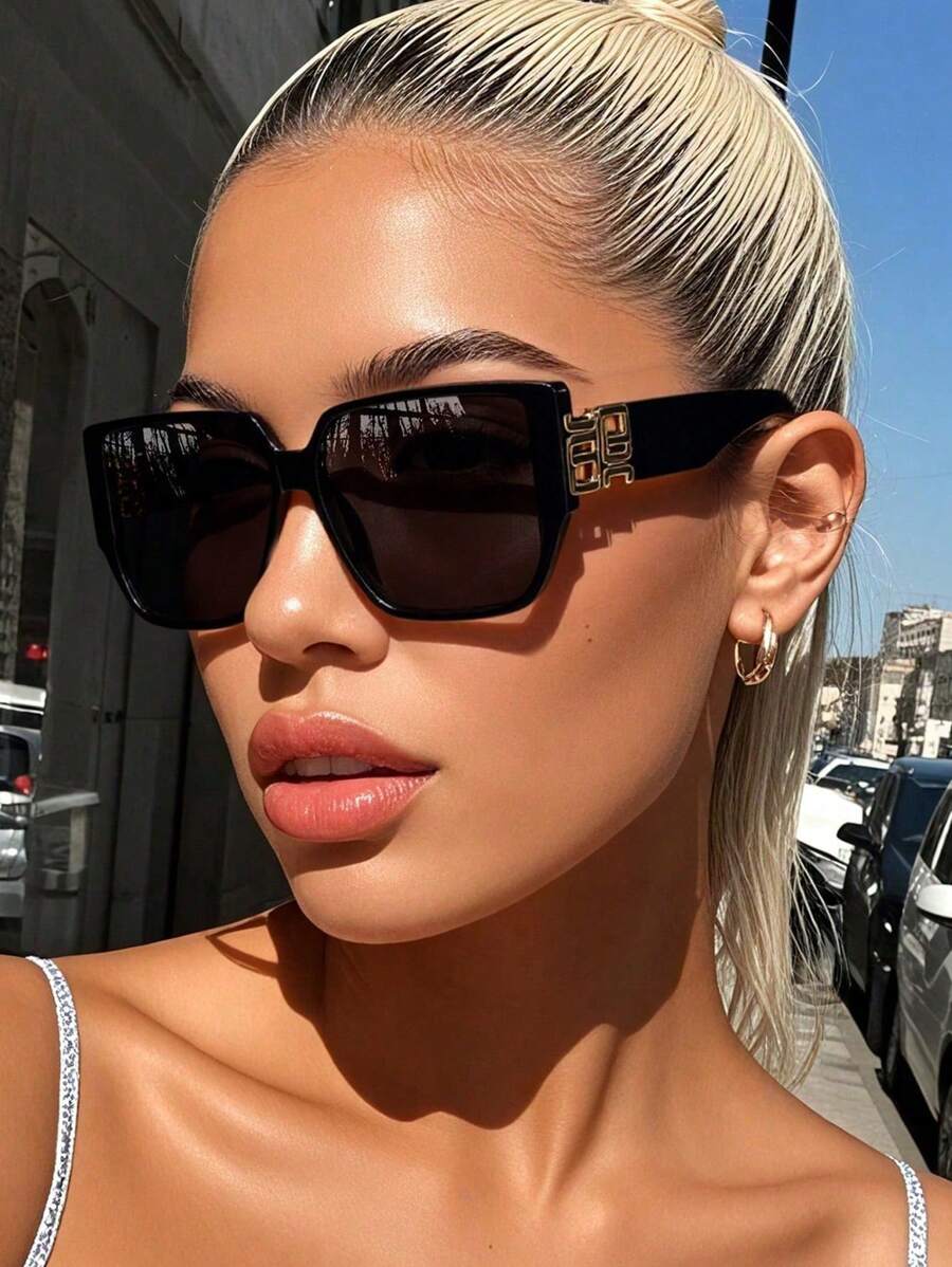 Óculos de Sol com Detalhe Dourado Lateral