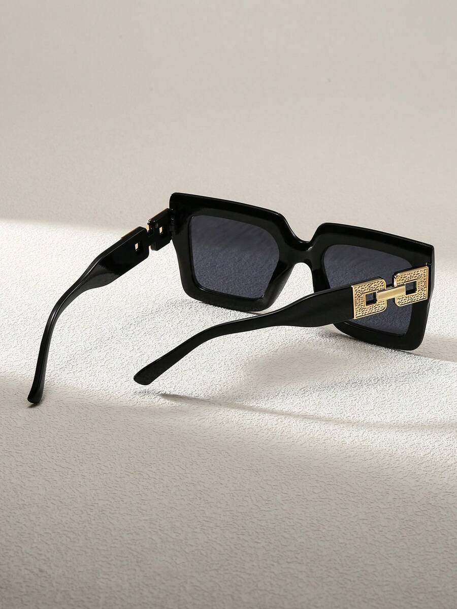 Óculos de Sol com Detalhe Dourado Lateral